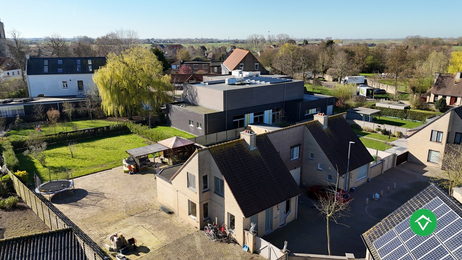 Statige gezinswoning met zonnige tuin, drie slaapkamers en topligging in Leke 