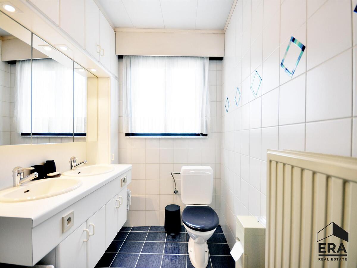 Dé ideale stadswoning. Gelegen in brede, doodlopende straat nabij UZ. 