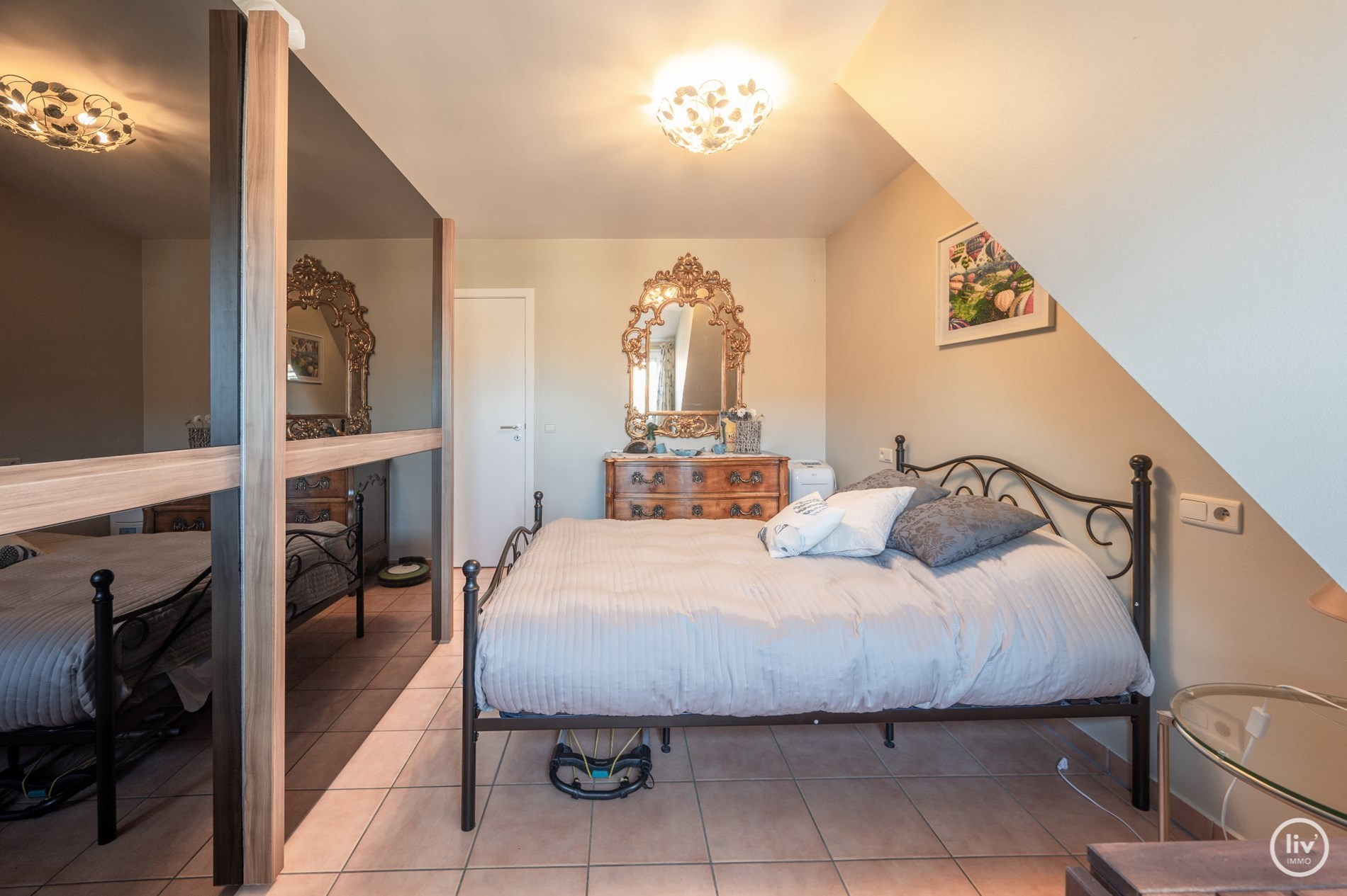 Appartement spacieux avec 3 chambres et 2 salles de bains à Knokke avec vue dégagée sur la rue. 