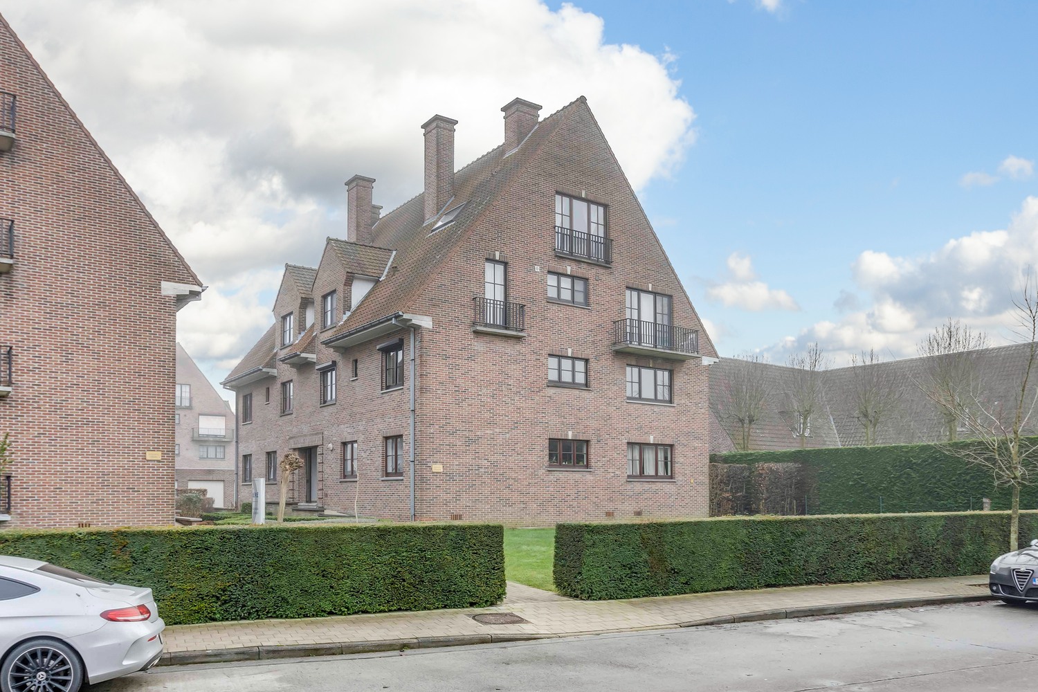 Instapklaar 1 slaapkamer appartement met garage &amp; kelder 