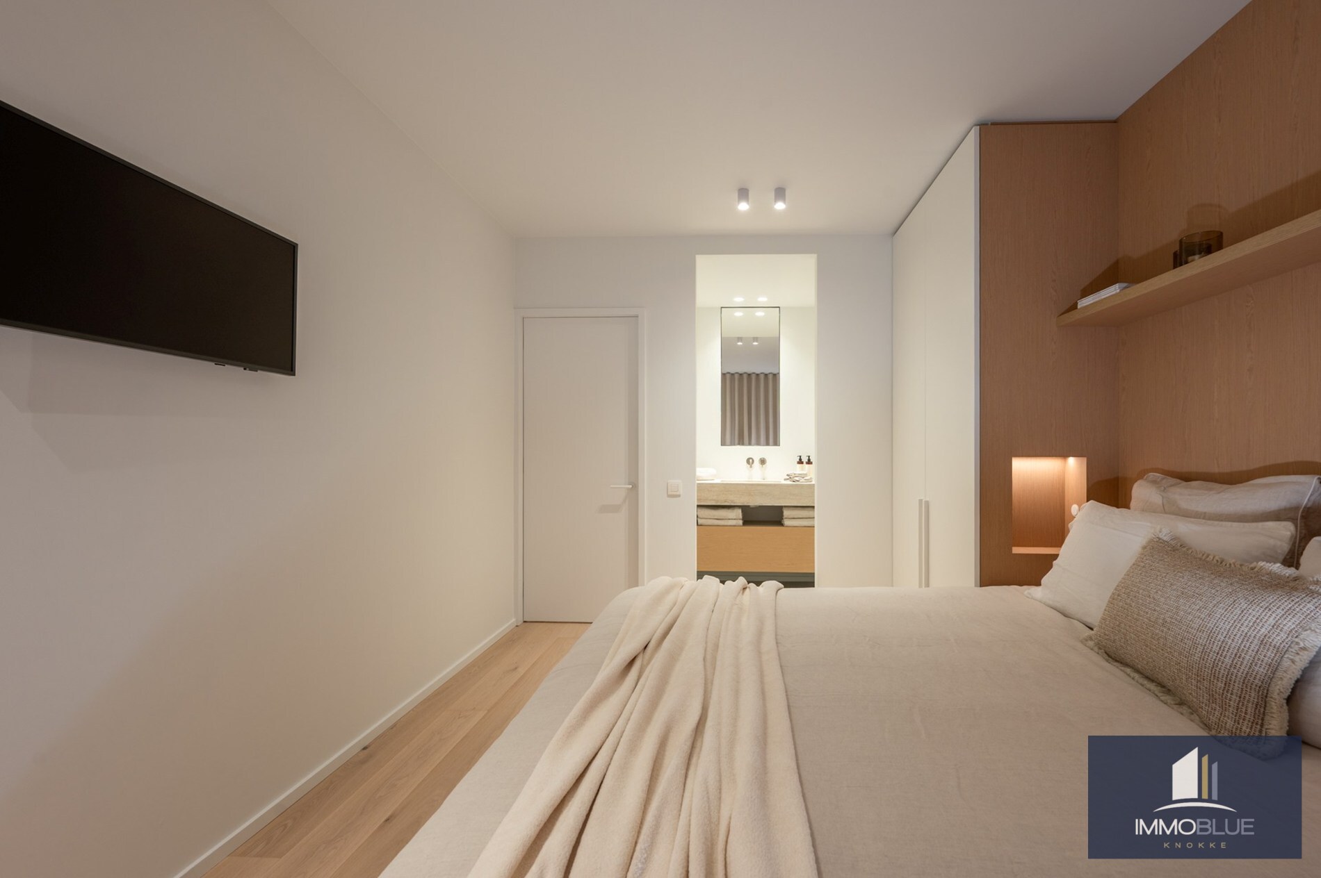 Stijlvol volledig gerenoveerd appartement in een vernieuwde residentie gelegen op een boogscheut van de zee en het commercieel centrum. 