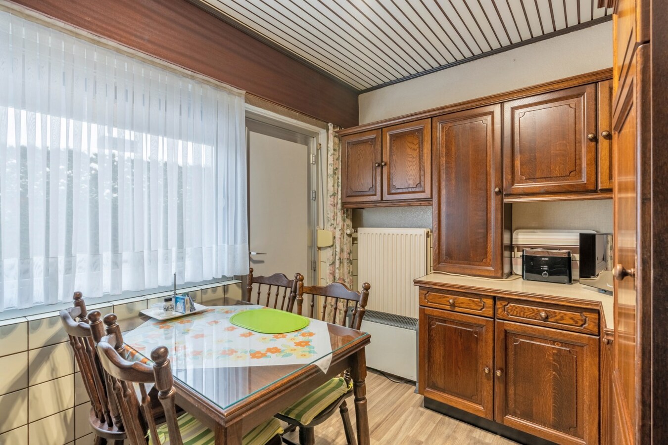 Rustig gelegen gelijkvloerse woning met garage en 3 slaapkamers in Niel-bij-As . 