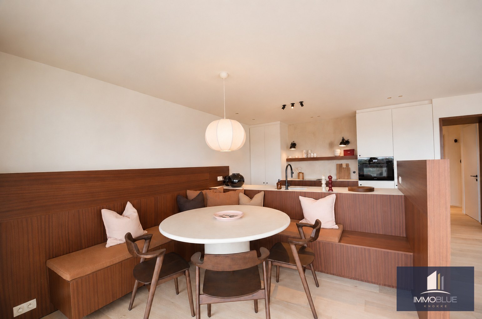 Appartement prestigieux entièrement rénové et fini avec des matériaux de haute qualité, situé à proximité de la place du Triangle. 