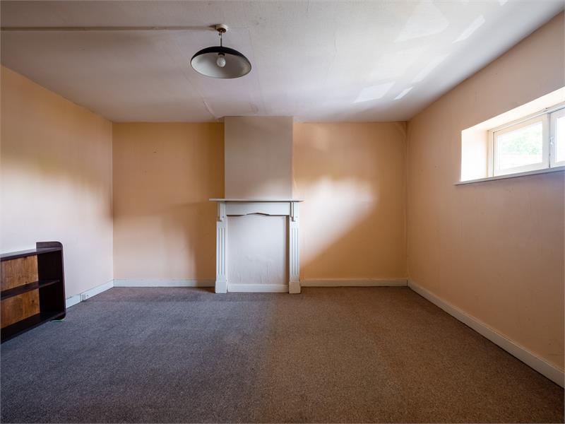 Buitenkans: grote, solide, te renoveren woning in centrum Bassevelde 