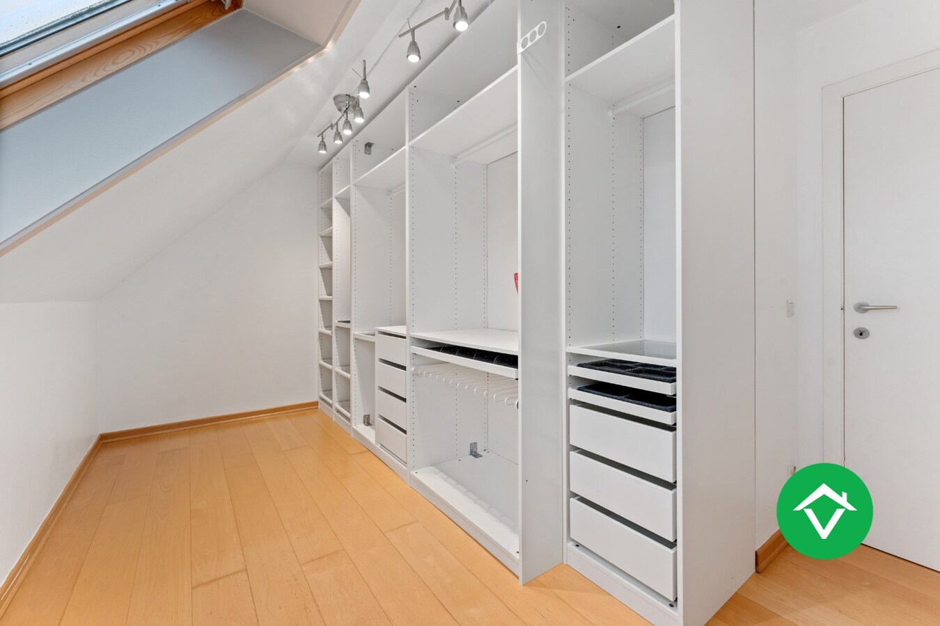 Instapklaar appartement met 3 slaapkamers en autostandplaats te Brugge 