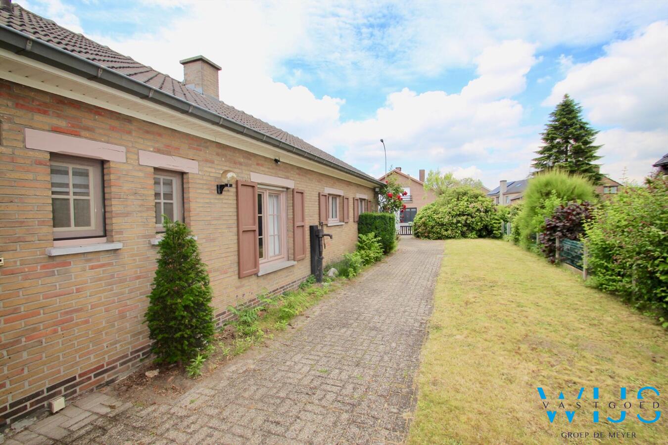 Op te frissen bungalow op een prachtig perceel van 960 vierkante meter te Oostakker ! 