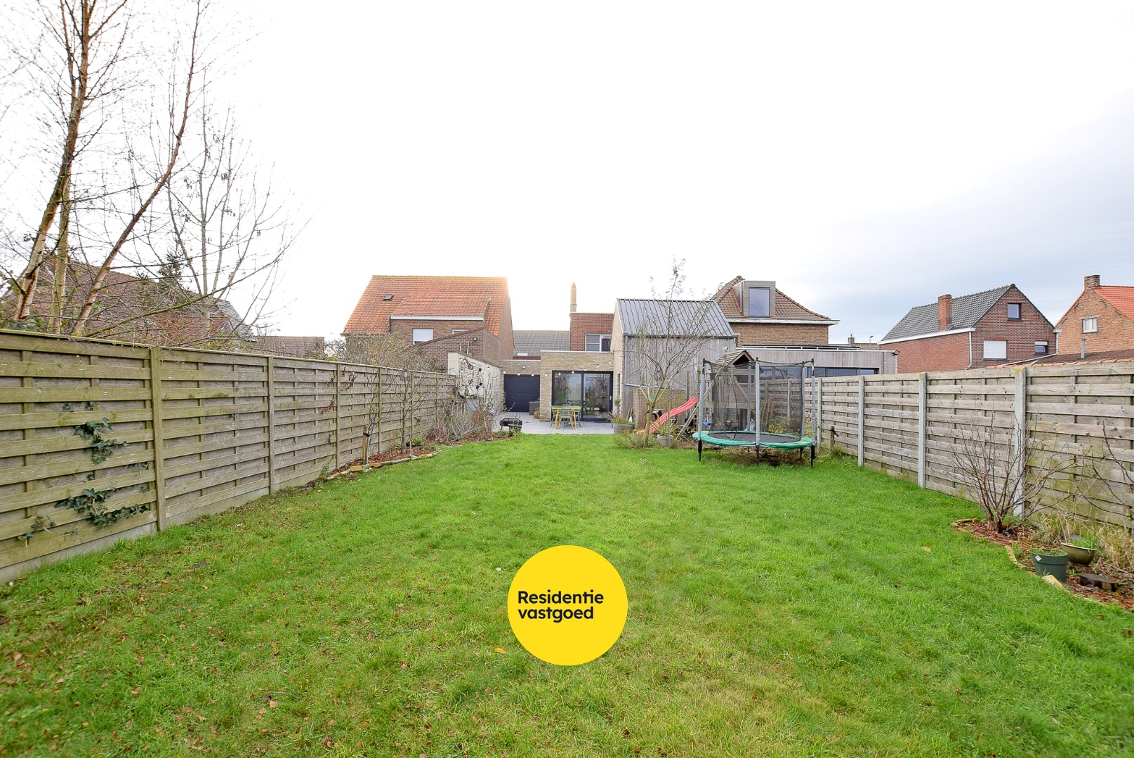 Rustig gelegen gerenoveerde woning op 470 m² te Leke met vergezichten en ruime garage. 