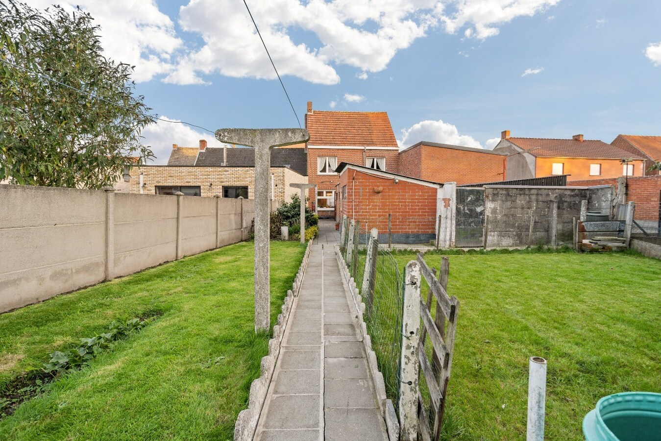 Degelijk gebouwde woning met drie ruime slaapkamers 