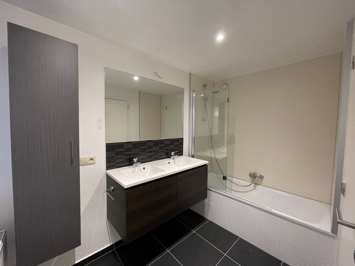 Gerenoveerde rijwoning met 2 ruime slaapkamers en koer te centrum Roeselare (vrij 1/10/2024) 