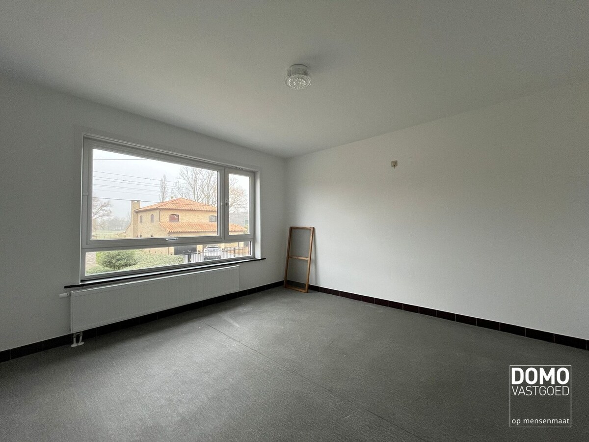 RUIME HALFOPEN WONING MET 3 SLAAPKAMERS IN LUMMEN 