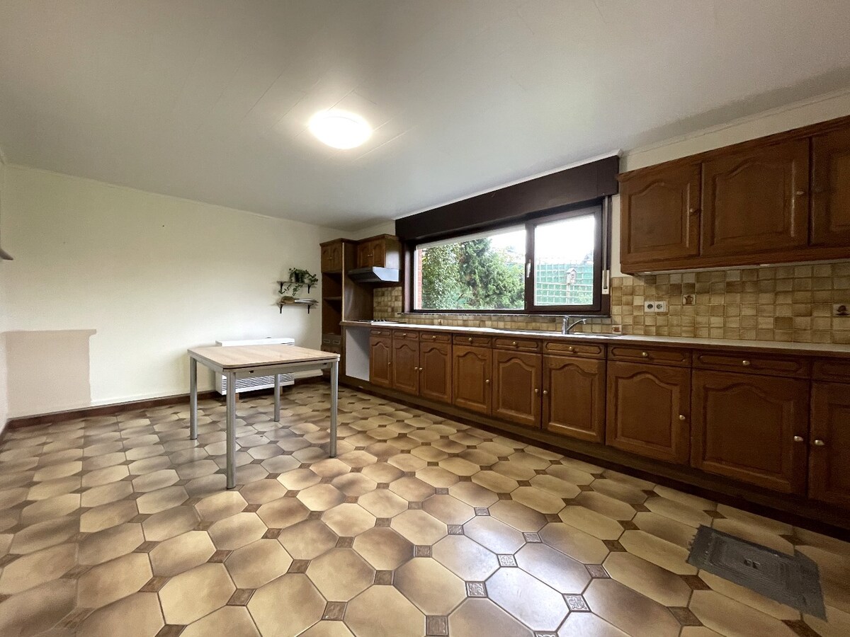 Stevige half-open bebouwing met 3 slaapkamers, tuin en garage te Moorslede 