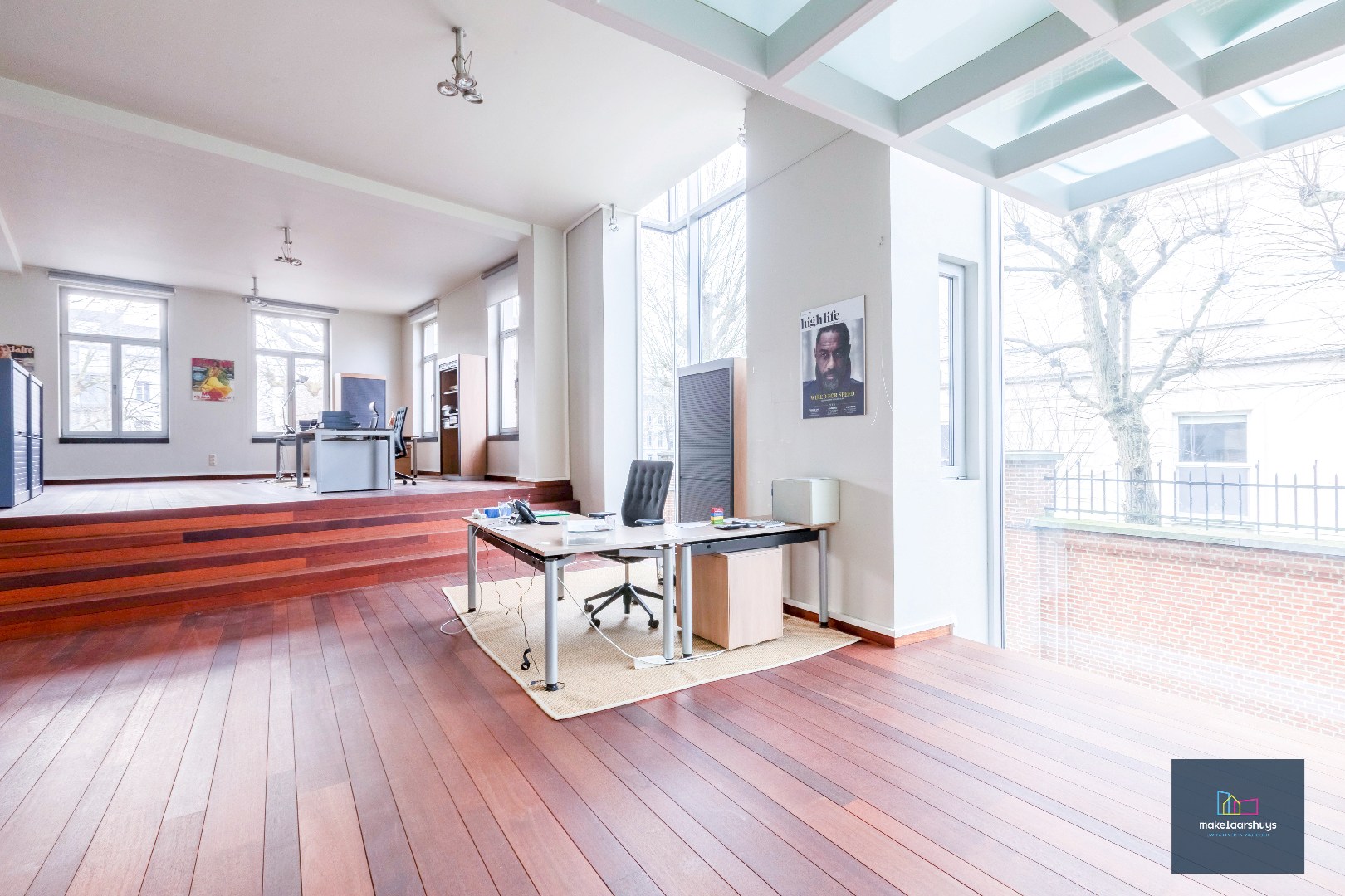 Luxueuze kantoorloft met inpandige staanplaats  en kelderberging  te Coupure Rechts. 