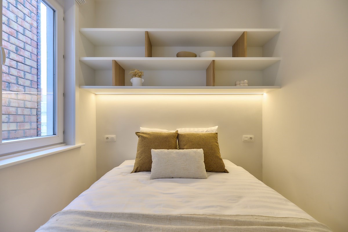 Appartement entièrement rénové avec 4 chambres, situé au centre de Knokke, près de l'avenue Dumortier, avec vue latérale sur la mer. 