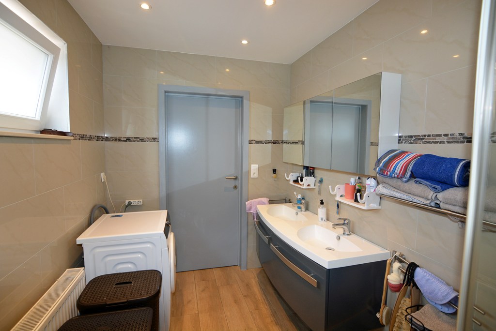 Gelijkvloers appartement met 3 slpks, veranda, tuin en garage 