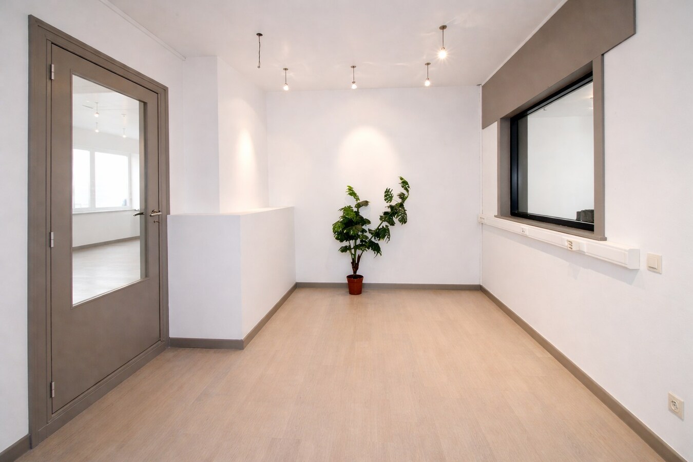 Te koop in Sint-Niklaas: uitzonderlijk handelshuis met woonst en duplex appartement, met optionele garageboxen en sterk opbrengstpotentieel 
