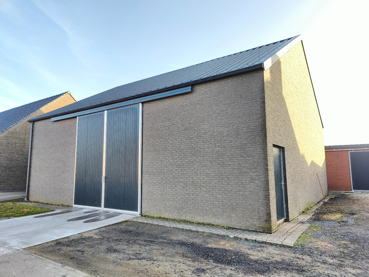 Recente, vrijstaande loods te huur – 150m² 