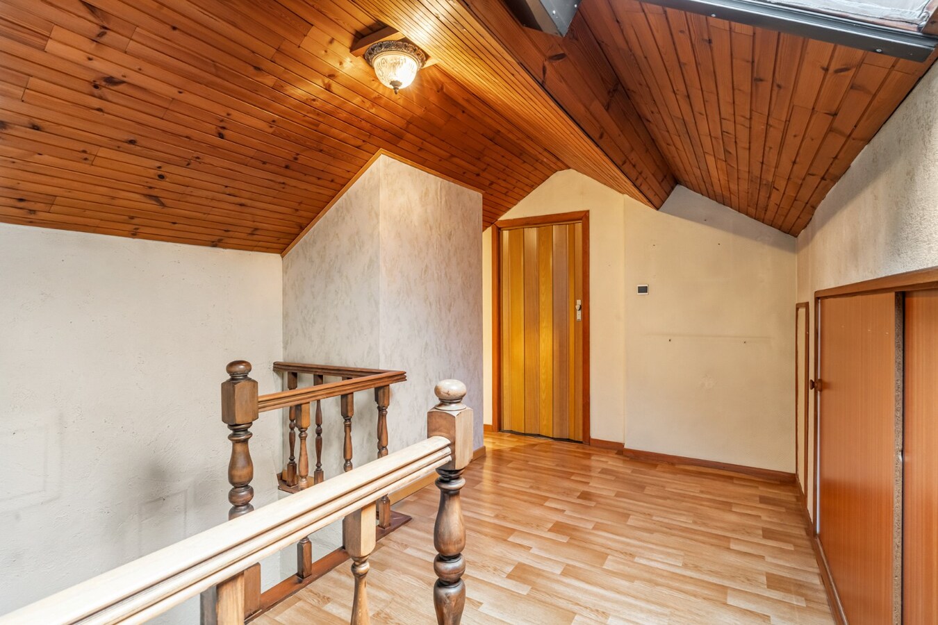 Halfvrijstaande woning op een perceel van 7a31ca, met aparte bureelruimte en inpandige garage! 