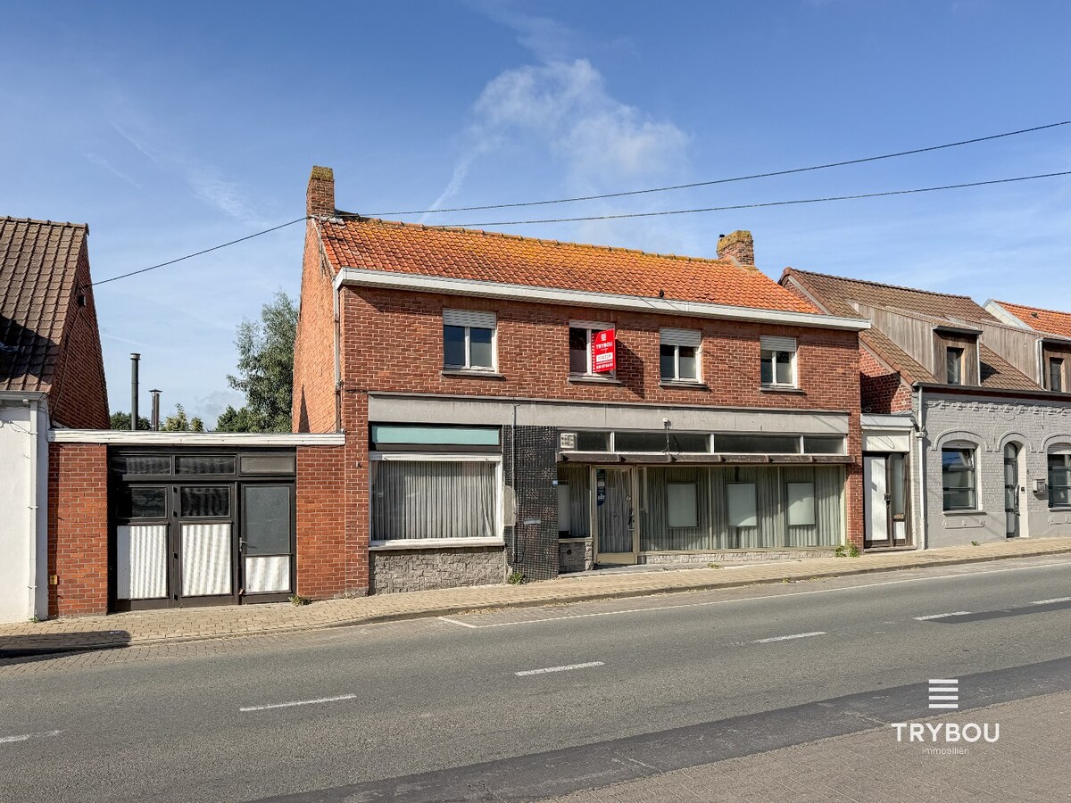 Ruime woning met winkelruimte, loods (optioneel) en garage 