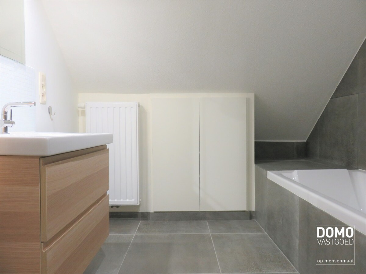 Charmante open bebouwing met 3 slaapkamers, 2 badkamers en prachtige tuin te huur 