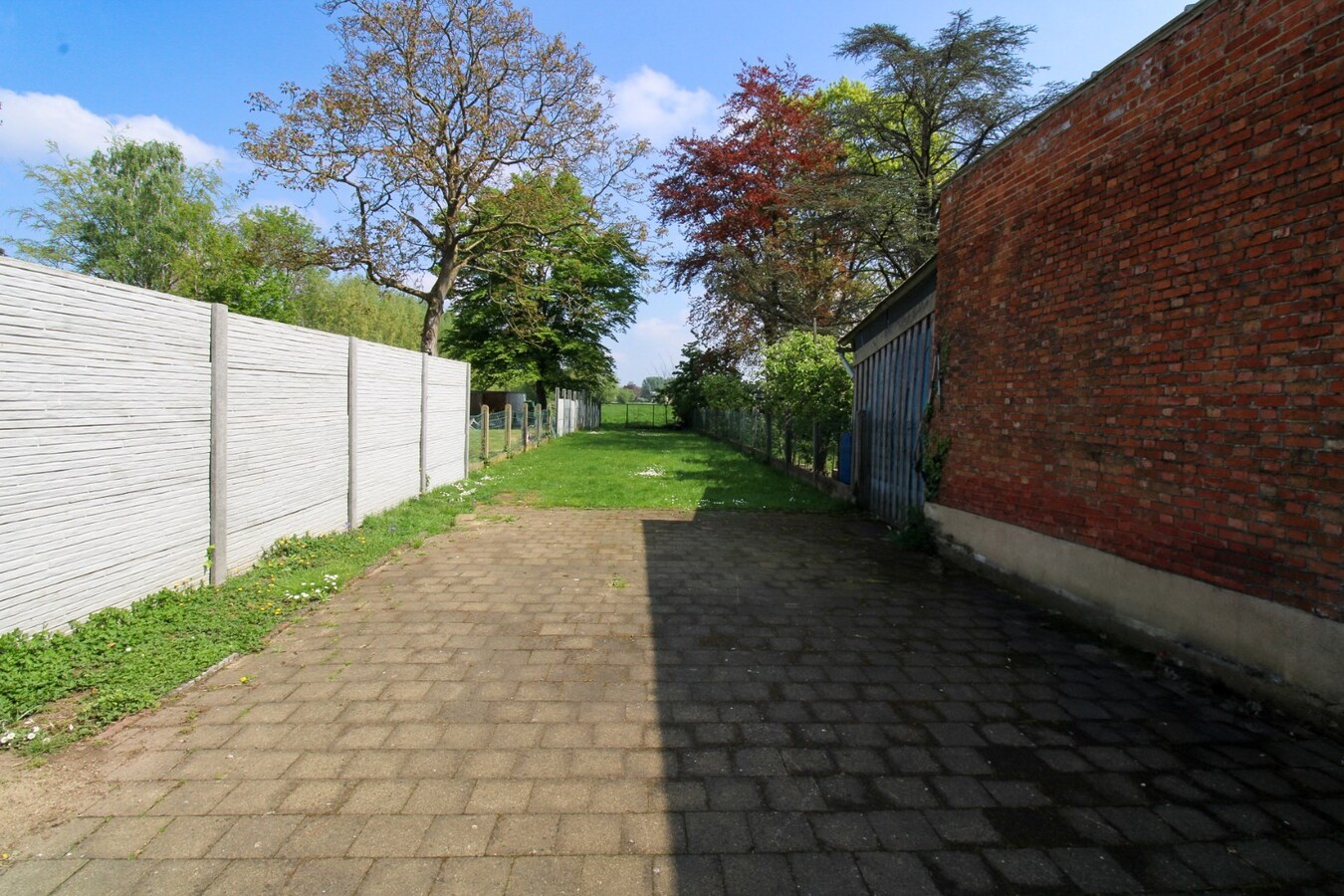 Verrassend ruime gezinswoning met energielabel B, vier slaapkamers en een uitgestrekte diepe tuin te koop in Sint-Niklaas! 