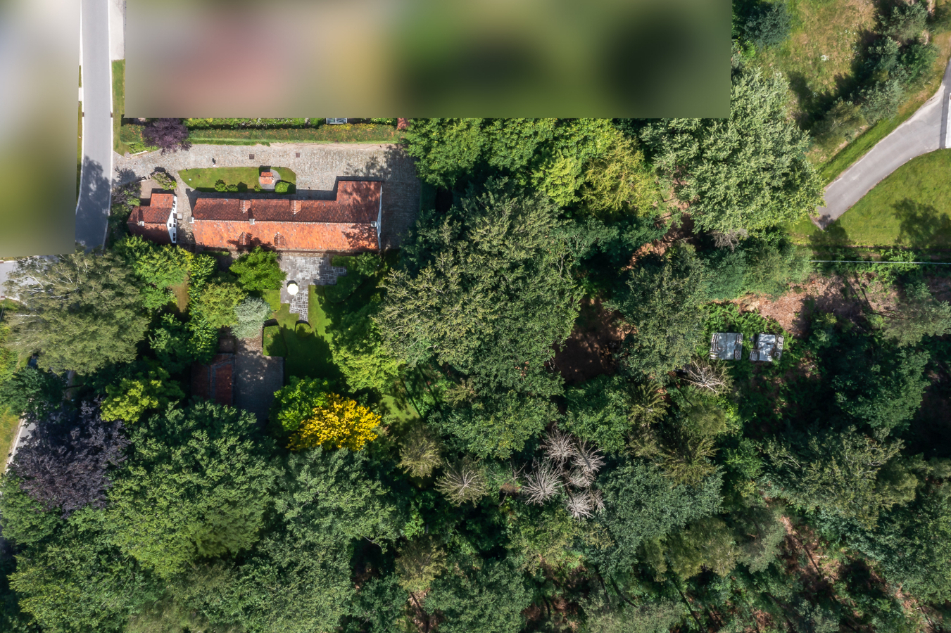 Authentieke hoeve in uitzonderlijke conditie op een perceel van 5.263 m² te Malle aangrenzend aan bosrijk gebied. 