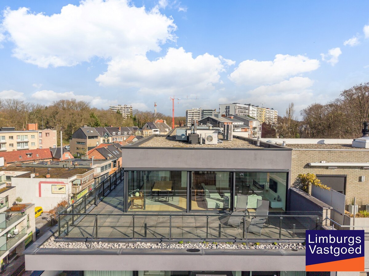 Exclusief penthouse met ruim terras, 2 slpk, dubbele autostaanplaats, centrum Genk 