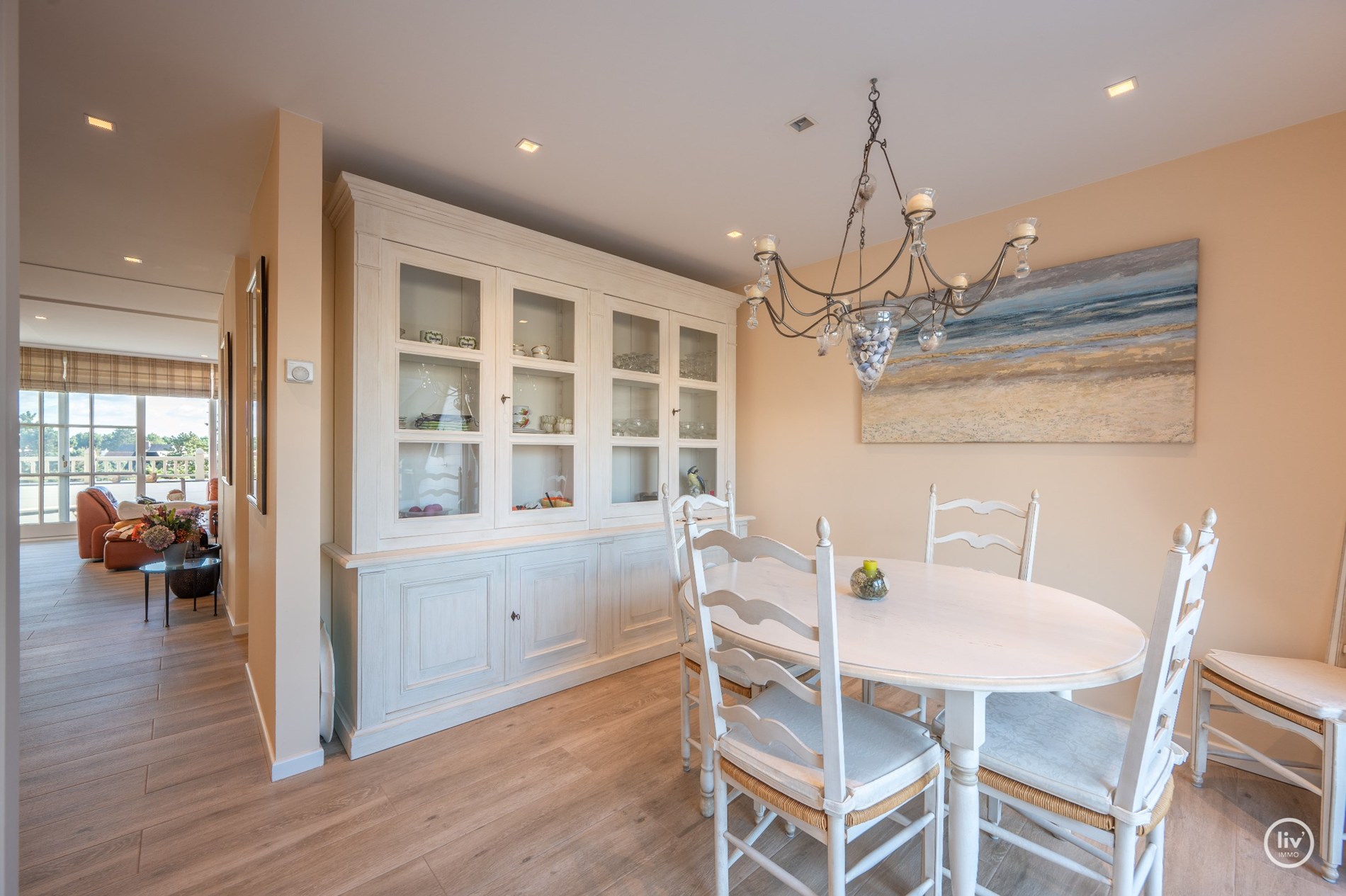 Uitzonderlijk dakappartement met een schitterend zonneterras en een prachtig open zicht over de villa's van het Zoute, gelegen tussen het centrum van Knokke. 