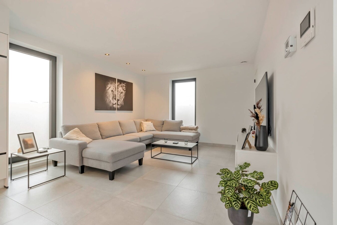 Recent duplex appartement met 2 slaapkamers en garage. 