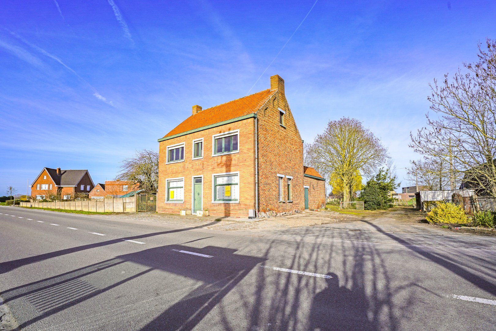Te renoveren woning met 5 slaapkamers op 8.102 m²  te Diksmuide! 