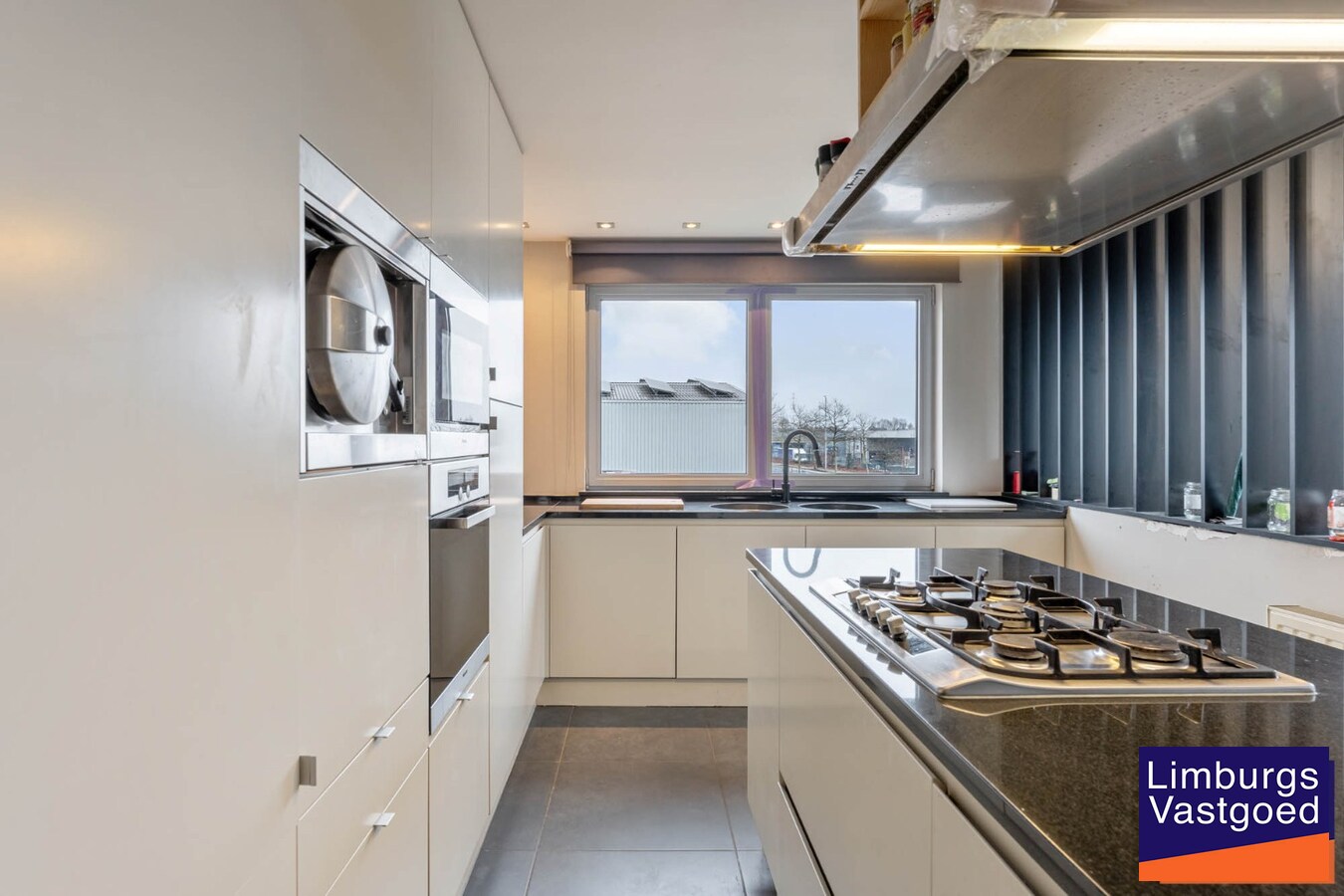 Industrieel gebouw, met woonst.1.696m², met kantoren 120m² + appartement 120m², Genk-Zuid 