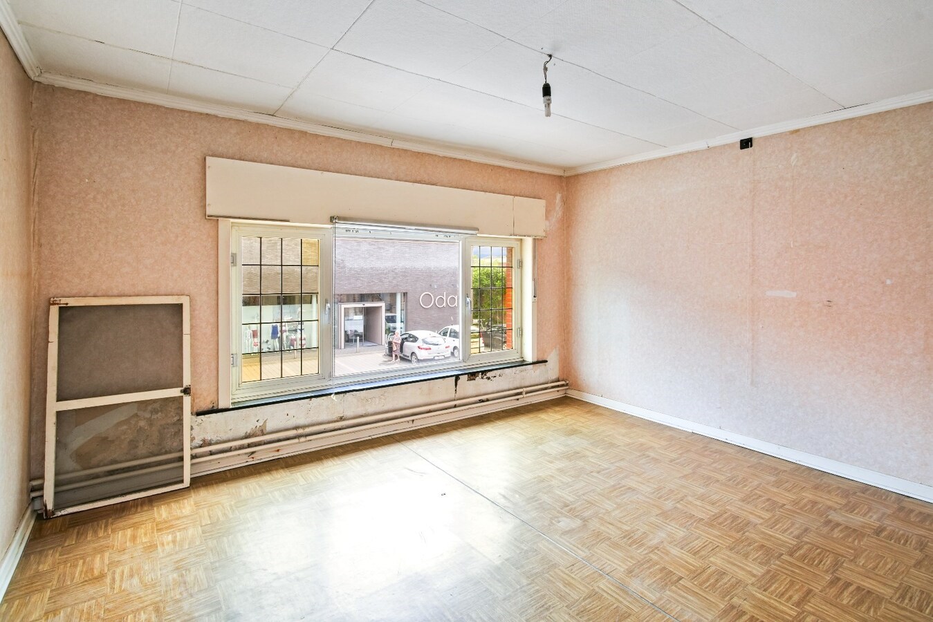 Ruime handelspand met woonst op commerciële ligging 