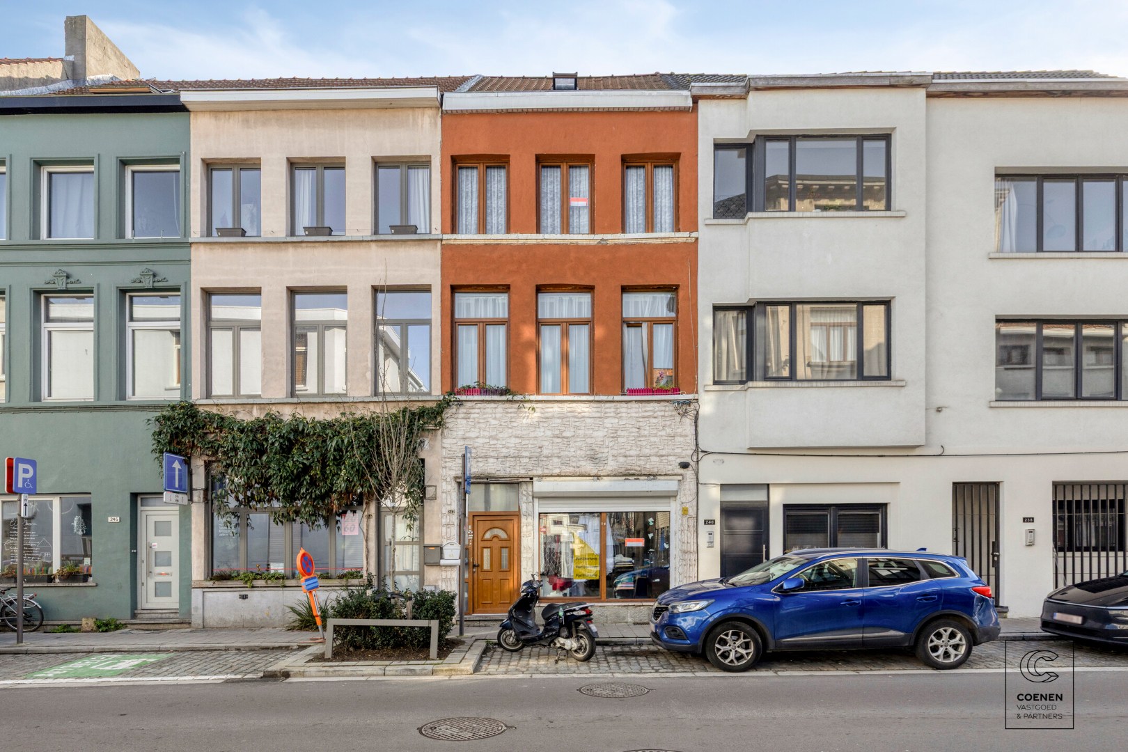 Ruime handelswoning, momenteel ingericht als handelsruimte en 2 appartementen op goede ligging te Antwerpen! 
