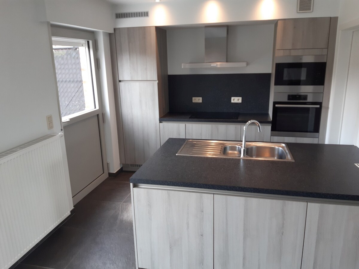 Degelijke, goed gelegen woning. 