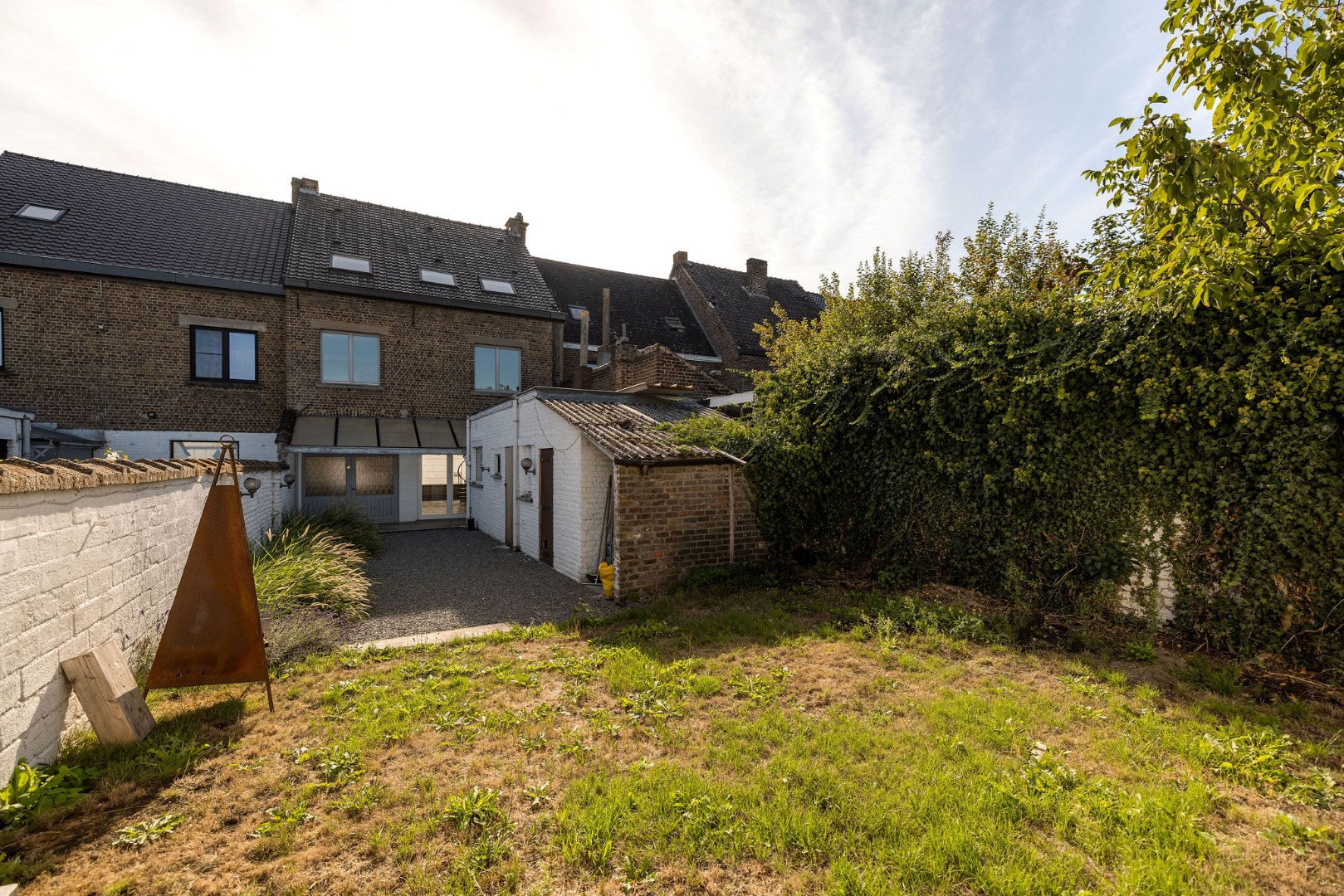 Renovatiepand met 6 slaapkamers, garage en grote zonnige tuin 