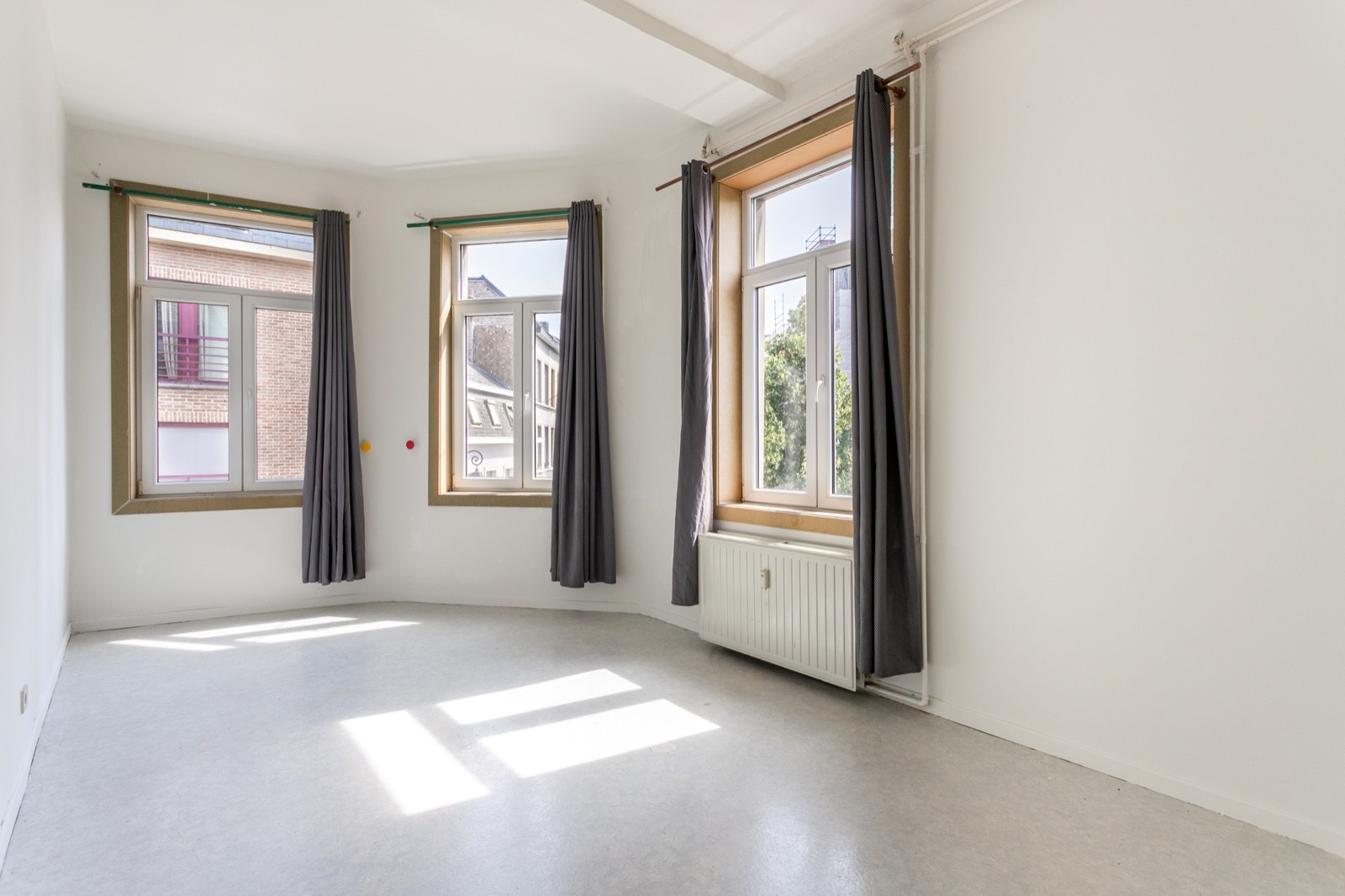 Opbrengsteigendom met 2 vergunde appartementen en kelders in het centrum van Halle 