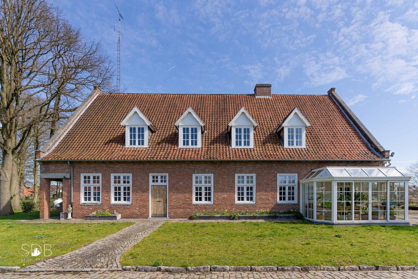 Stijlvolle villa met diverse bijgebouwen en graslanden op circa 3ha 