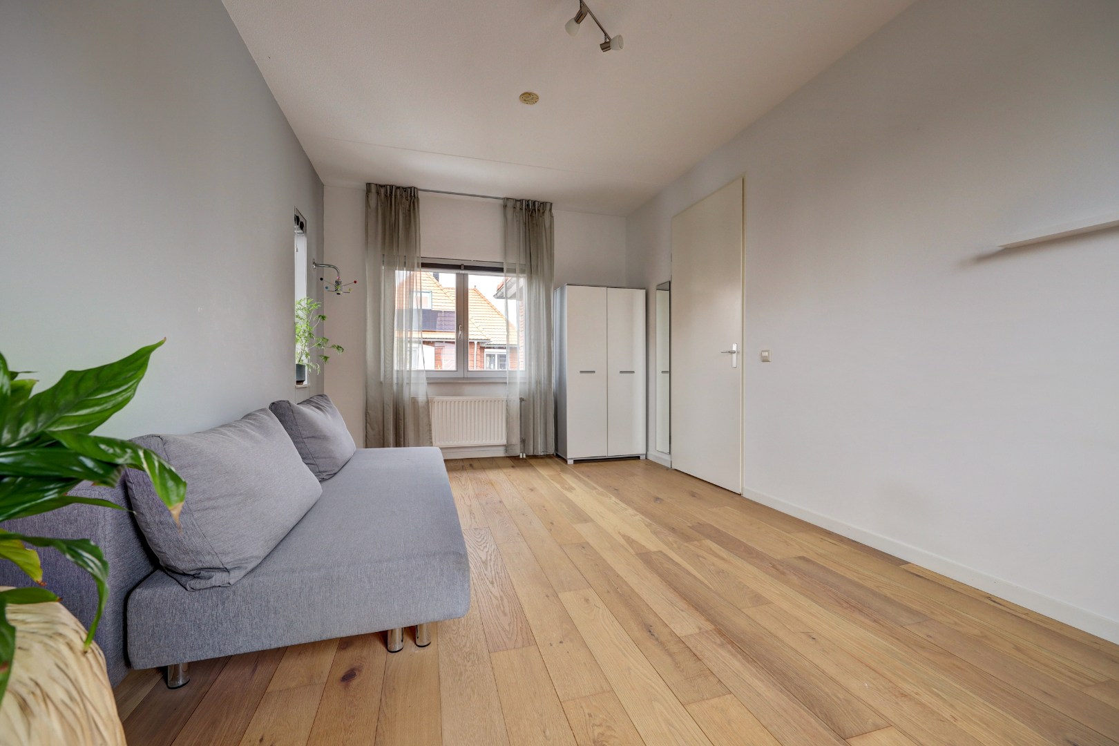 Luxe en royale 5-kamer 2-onder-1-kap woning met garage, eigen parkeerplaats, sauna én zonnige tuin op het zuiden en gelegen in een rustige straat! 