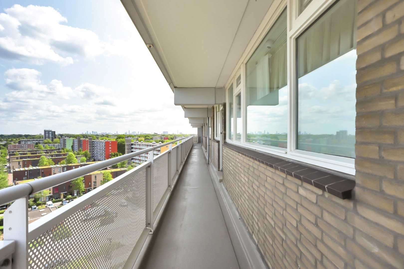 Zonder klussen te betrekken dit fraaie 4-kamer appartement op de 10e verdieping met 3 slaapkamers, fraaie keuken, moderne badkamer, mooi uitzicht en gelegen aan een groen park! 