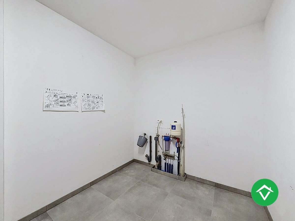 Centraal gelegen nieuwbouwwoning met 3 slaapkamers, tuin en overdekte autostaanplaats 