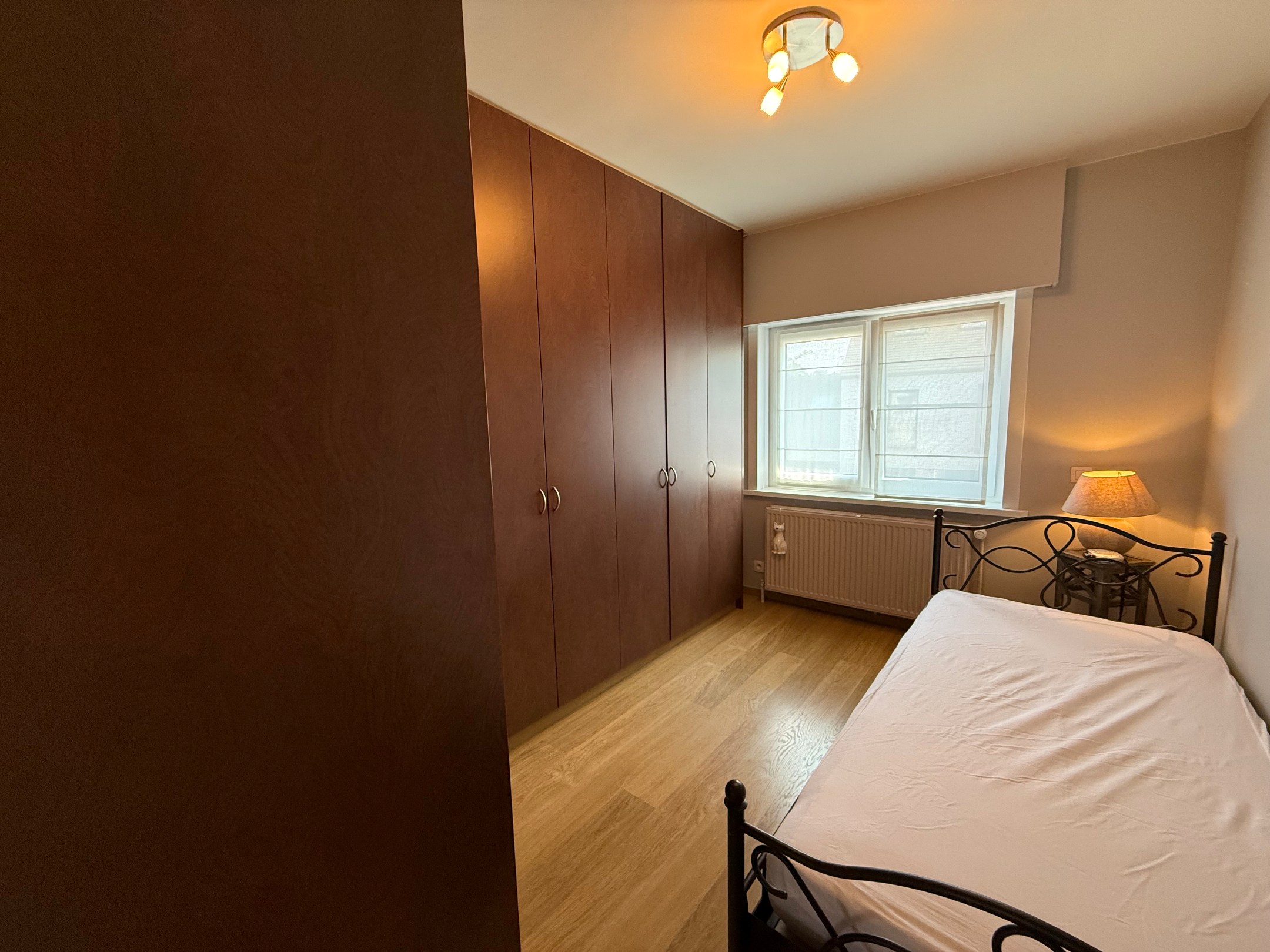 Non meublé - Maison bien entretenue avec trois chambres située dans le vieux Knokke, à distance de marche du centre commercial de Knokke et du Zoute. 