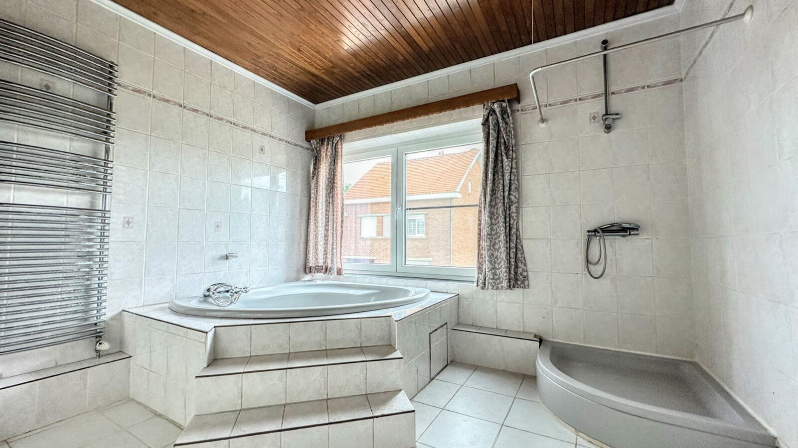 Ruime gezinswoning op zonnig perceel van 1175 m² 