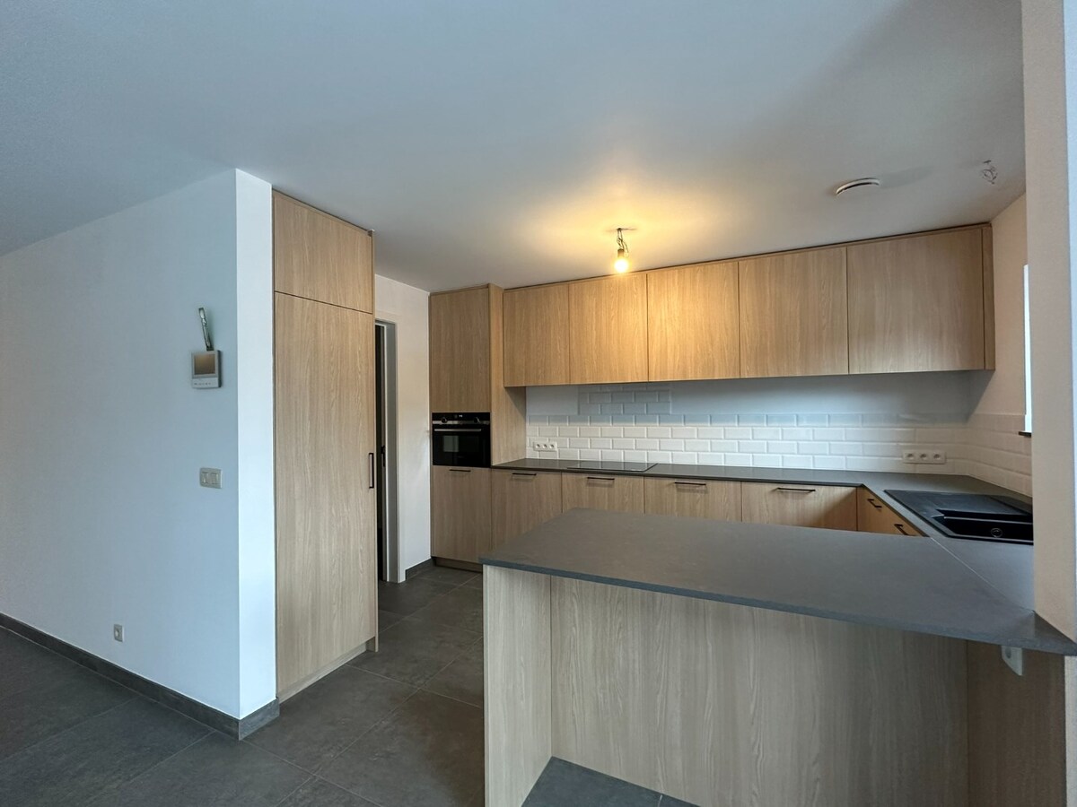 Prachtig, volledig gerenoveerd duplex appartement met 3 slaapkamers 