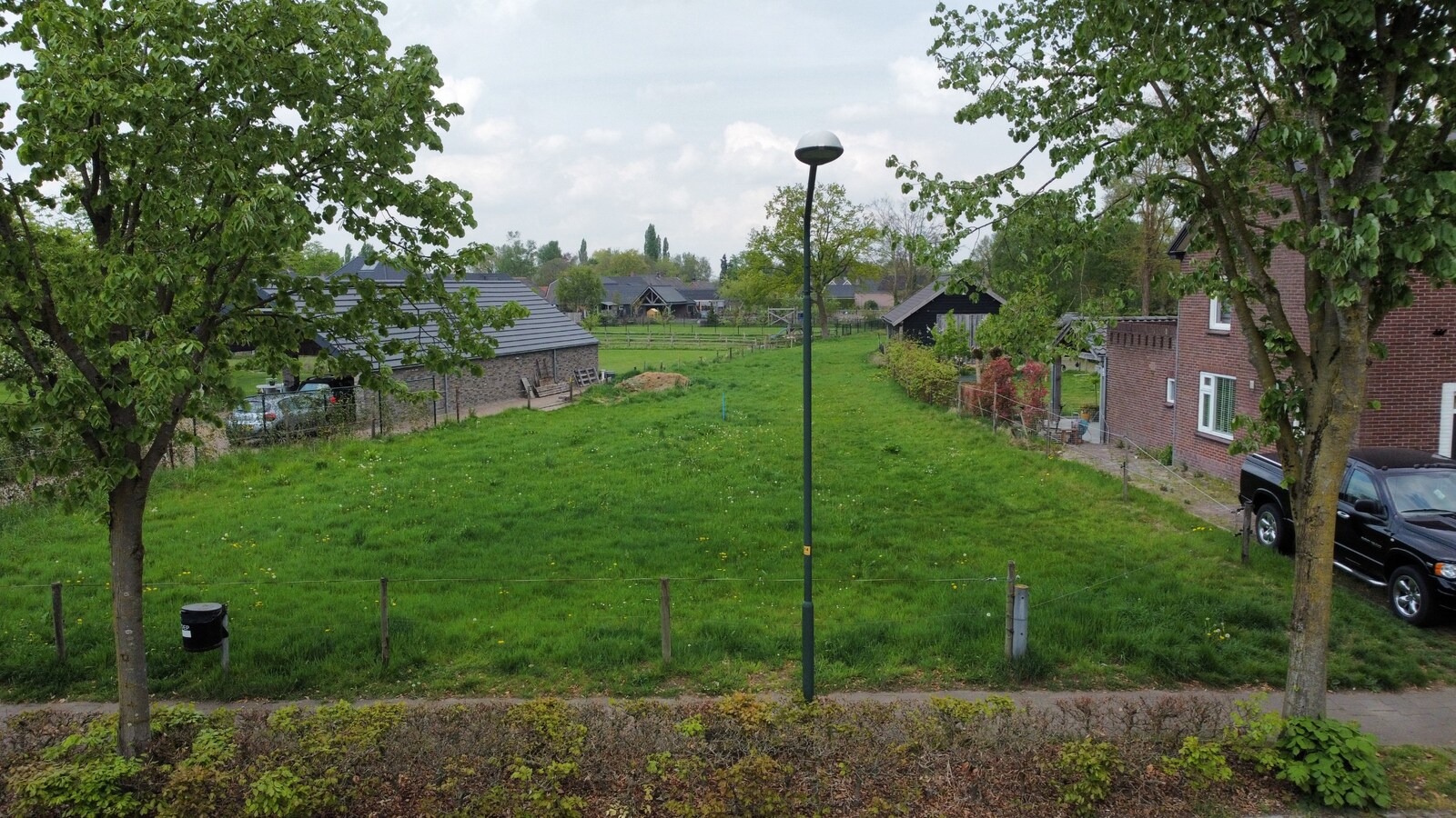 Ruime bouwkavel te koop van 3.405 m2 voor de bouw van een vrijstaande woning met bijgebouw. 