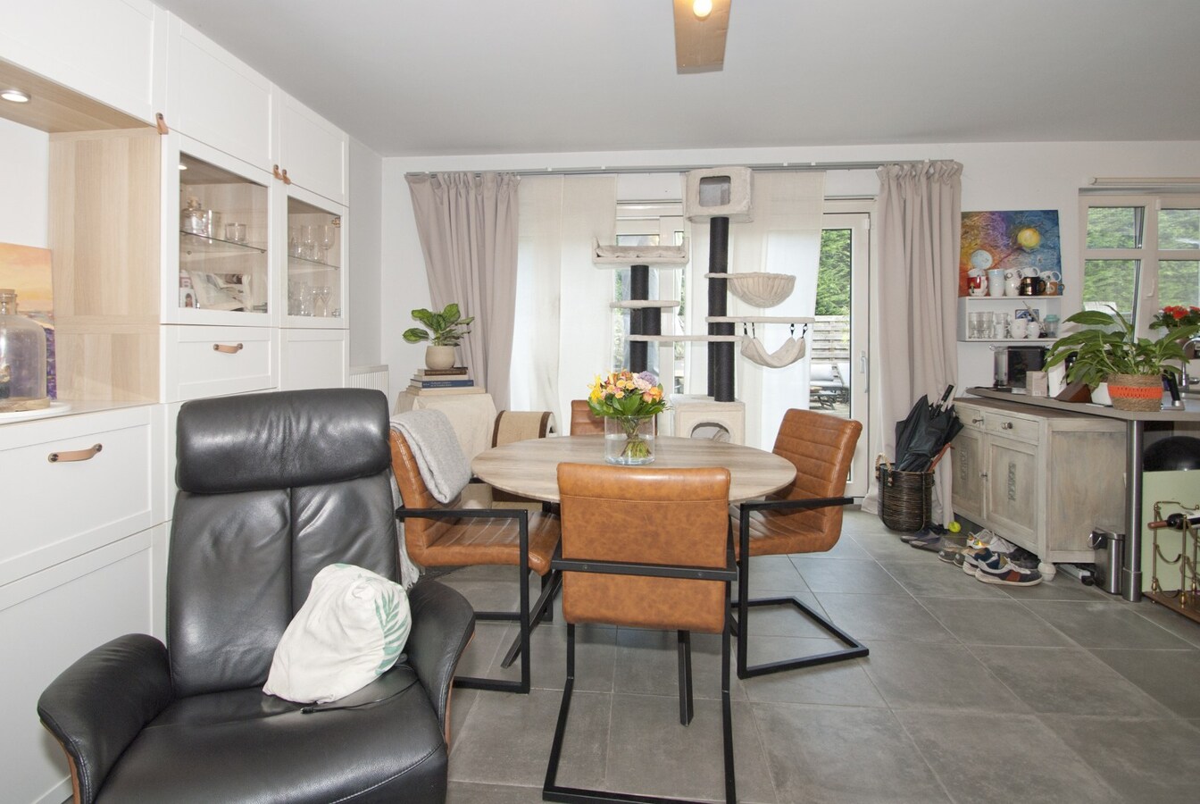 Gelijkvloersappartement met ruim terras - 2 slpks - parking 