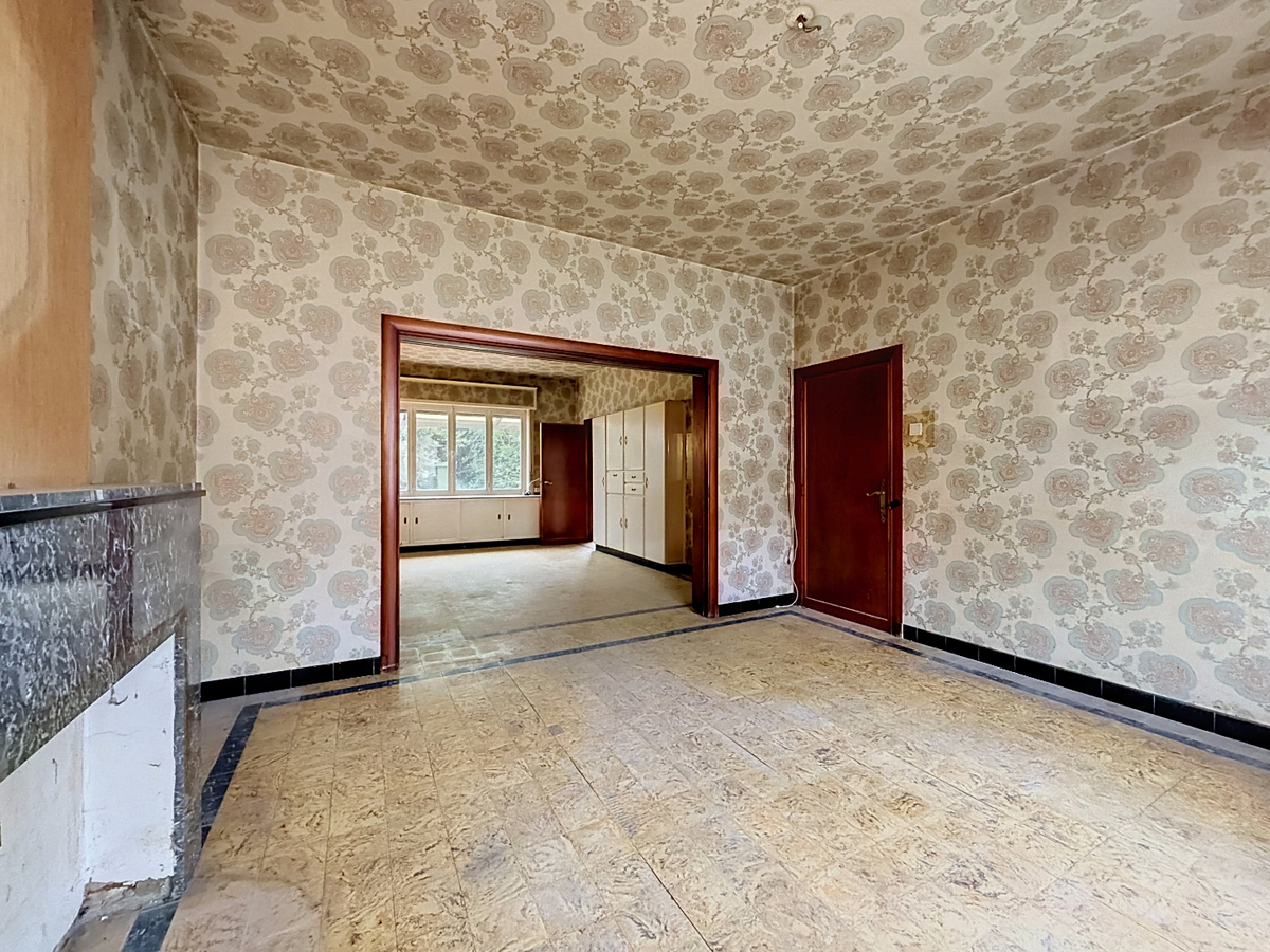 Ruime, te renoveren woning met garage en tuin te Bevegem 