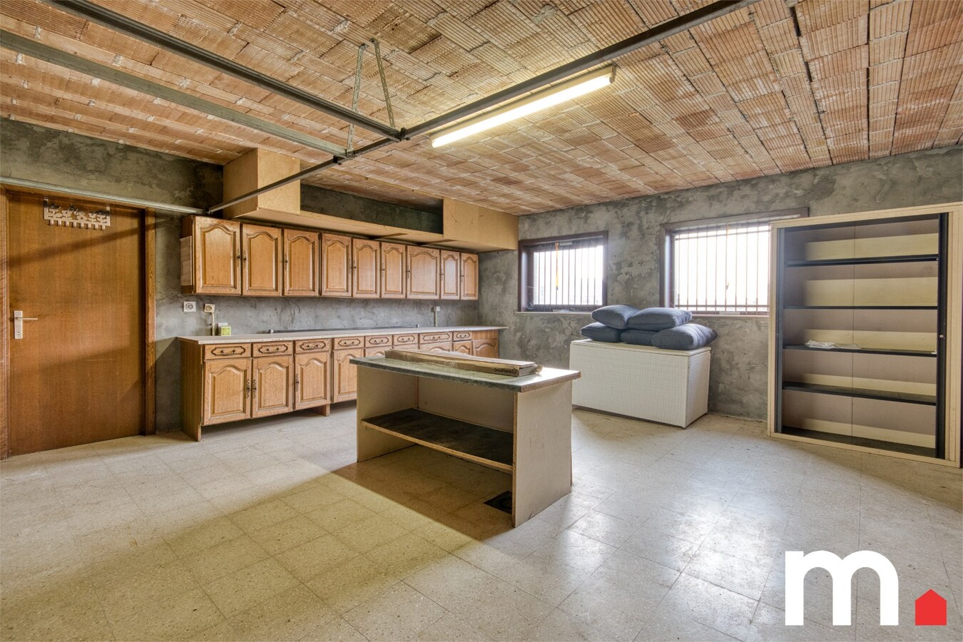 Alleenstaande Villa met 5 slaapkamers en 348m² bewoonbare oppervlakte te Lendelede! 