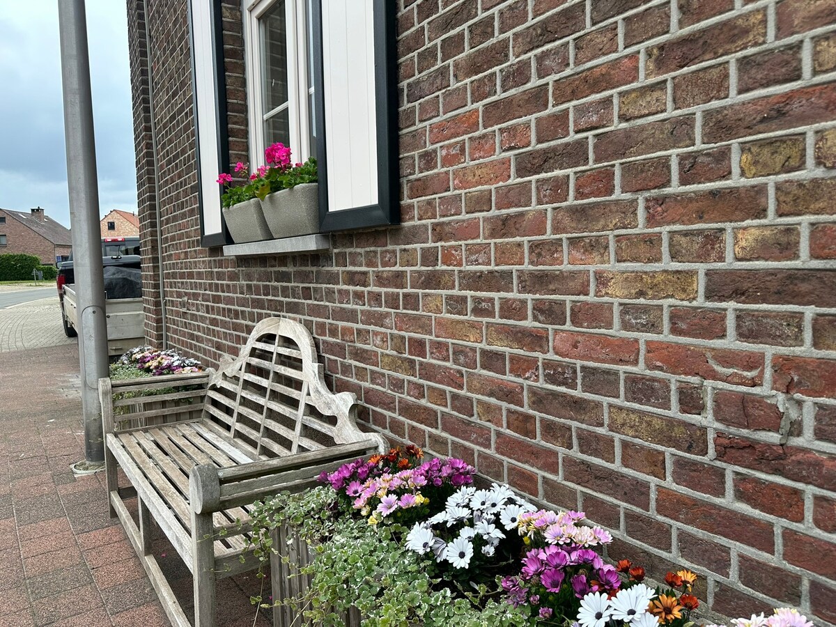 Charmant Leut : eigendom opgedeeld in 2 appartementen. Veranda,  2 garages. 