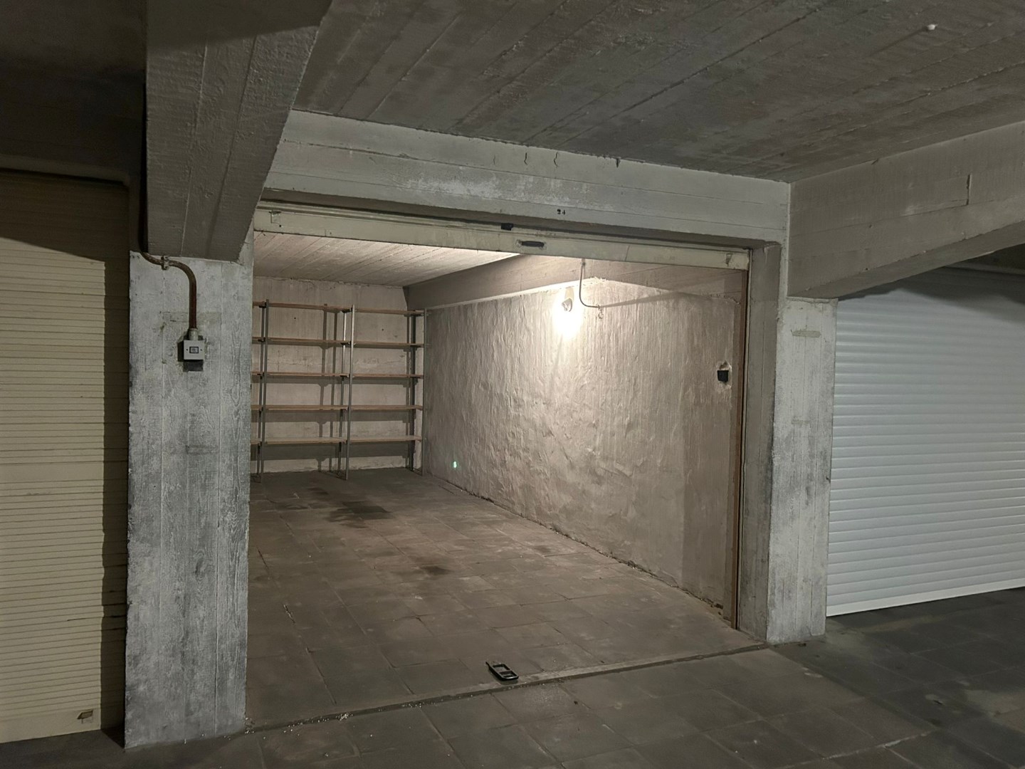 Garage 24 fermé près de la digue 