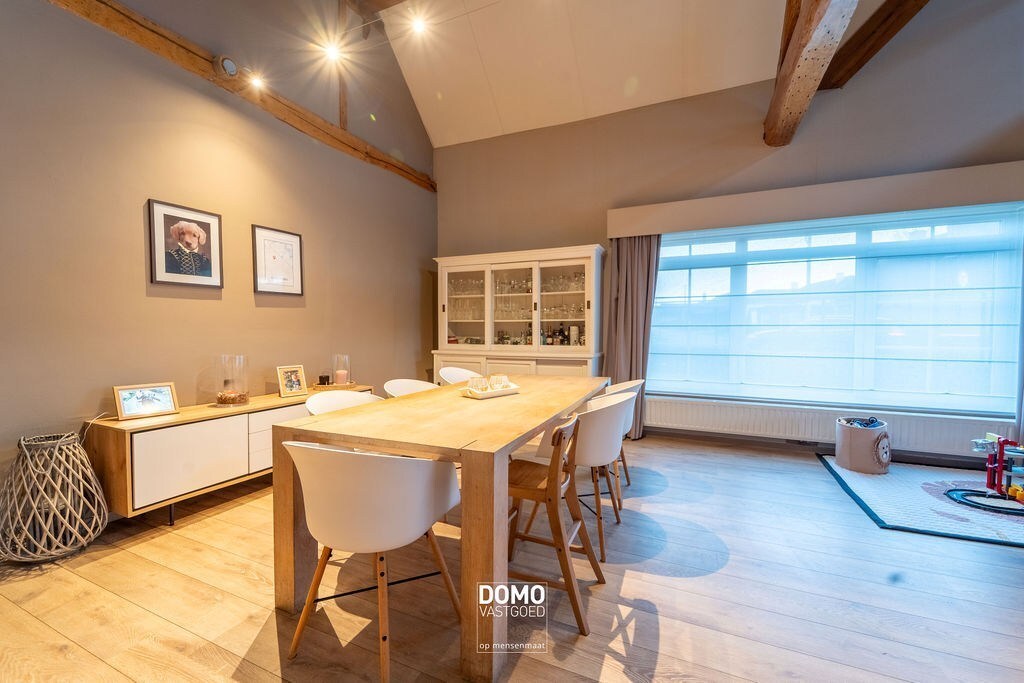 Verrassend ruime woning met karakter te Kuringen. 