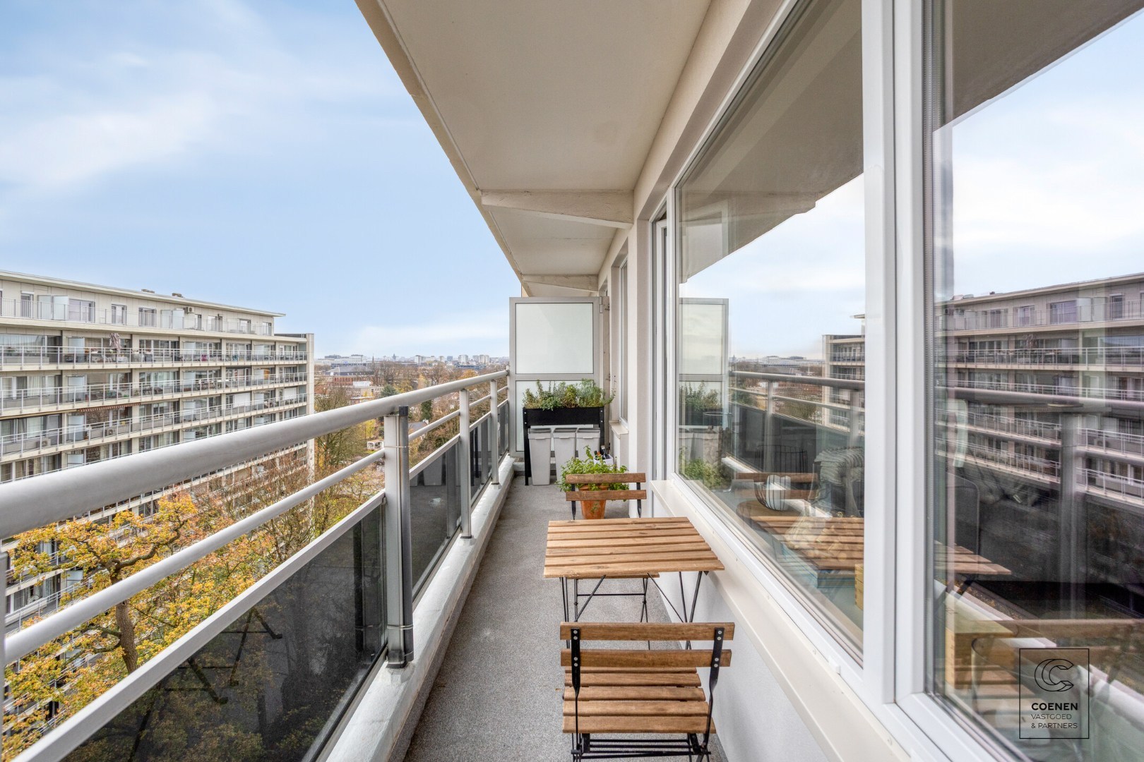 Stijlvol gerenoveerd appartement met 2 slaapkamers &amp; zonnig terras op toplocatie te Berchem 